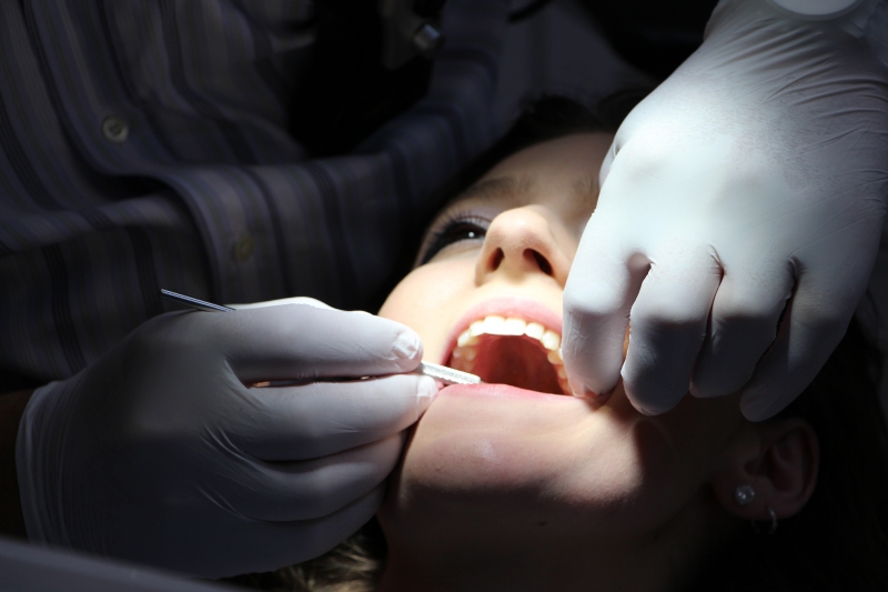 dentiste-ST MARTIN VESUBIE-min_hand-person-leg-finger-child-black-579991-pxhere.com